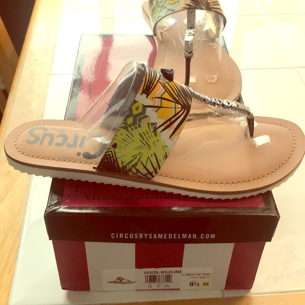 Never WORN thong sandals size 9.5